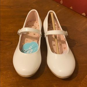 Girls white patten leather dress shoes size 12 med